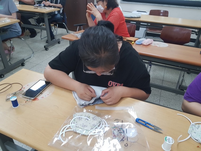 양말목공예를 하고 있는 모습
