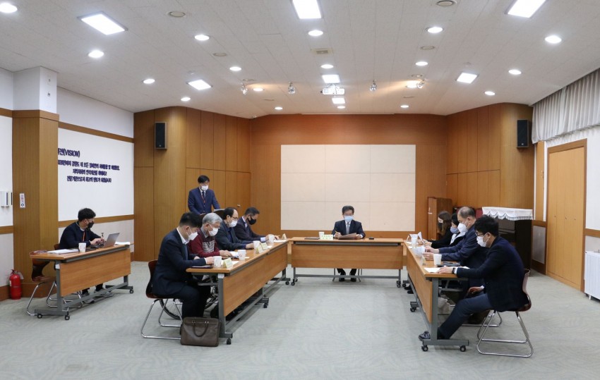 운영위원회 회의가 진행중인 사진