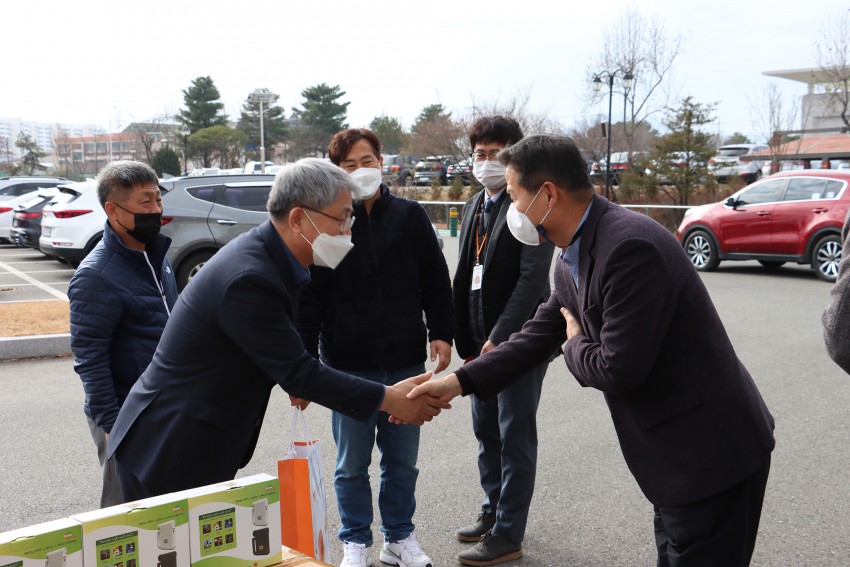스피드 텔레텍 진병은대표와 최중범관장이 악수는 모습