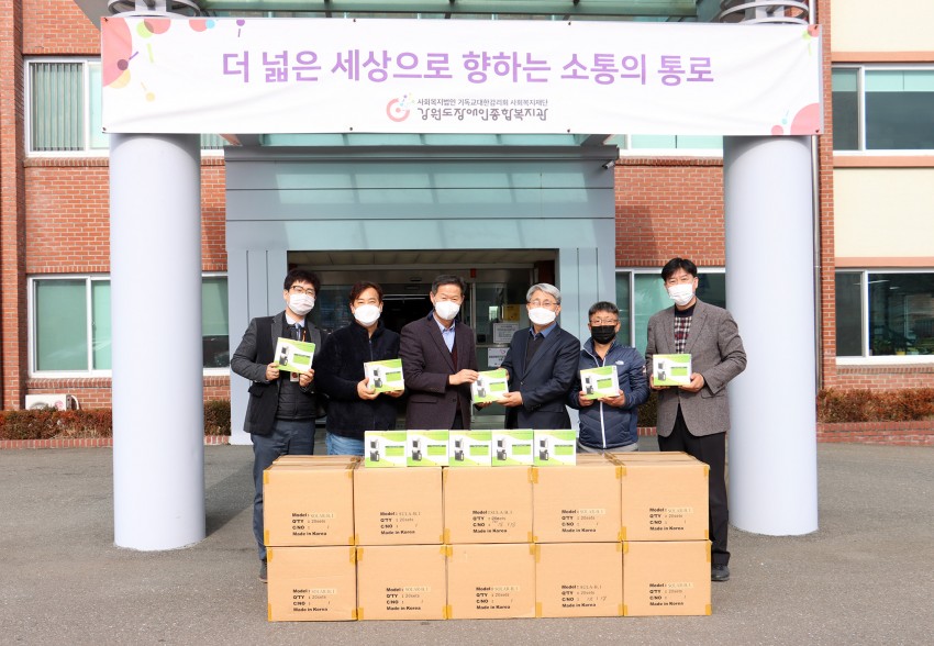 랜턴을 들고 함께 찍은 단체사진