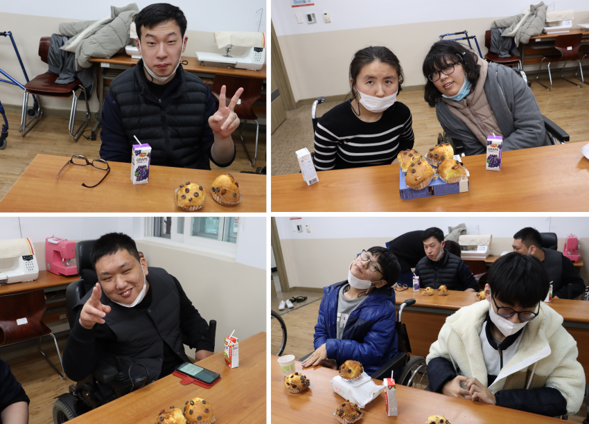 완성한 머핀을 들고 있는 모습들