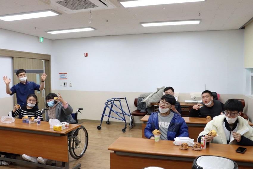 머핀과 함께 찍은 단체사진