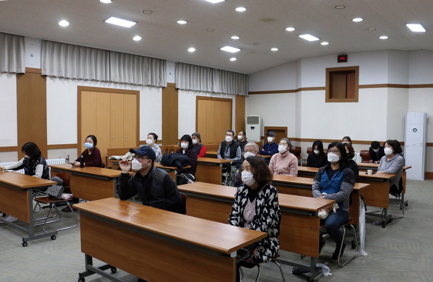 사람들이 강연에 집중하면서 간담회에 임하고 있는 모습