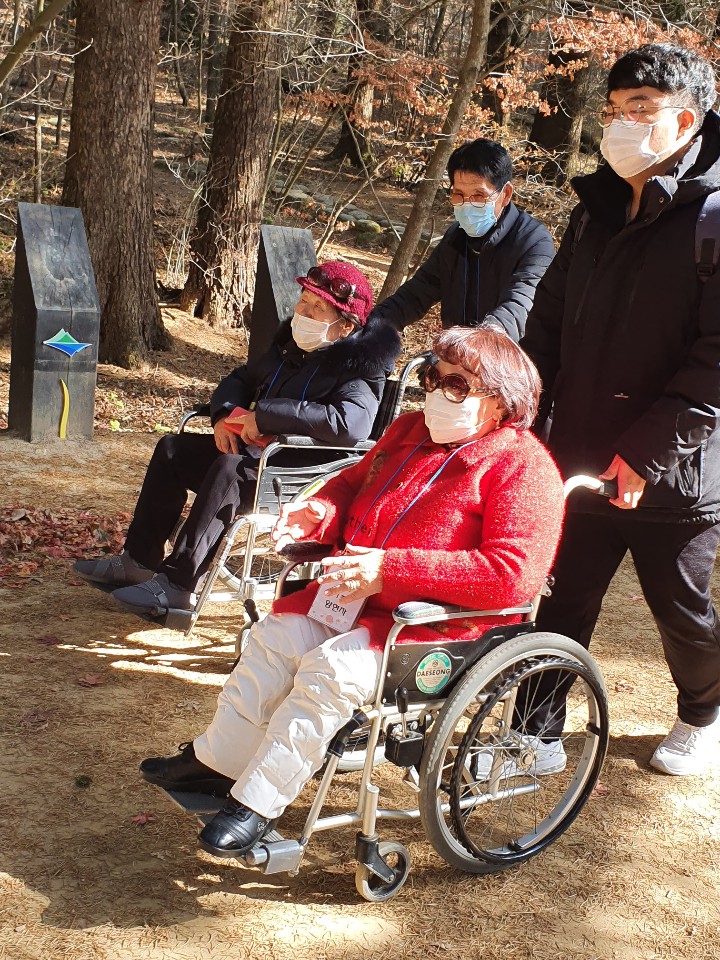 산책하는 모습