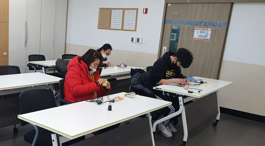 직업적응훈련반에서 만들기를 하는 모습