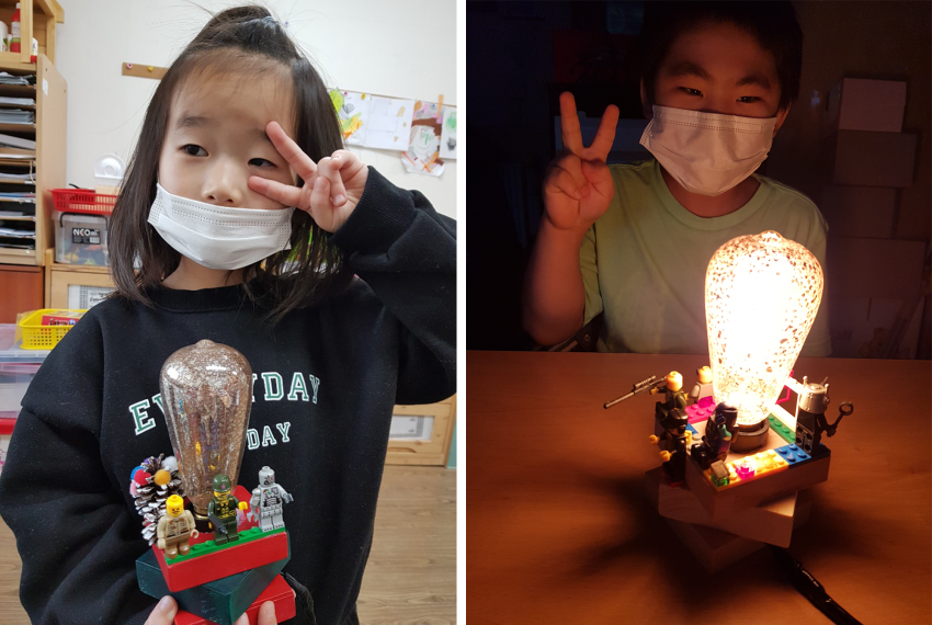 완성된 무드등을 들고 브이를 하는 아이 둘 모습