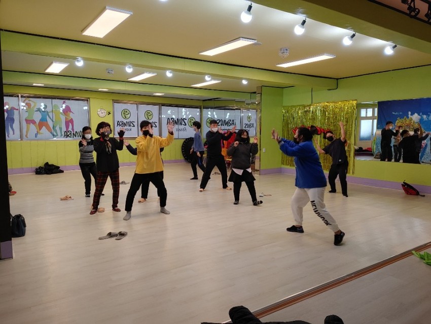 스포츠과에서 줌바댄스를 하는 모습