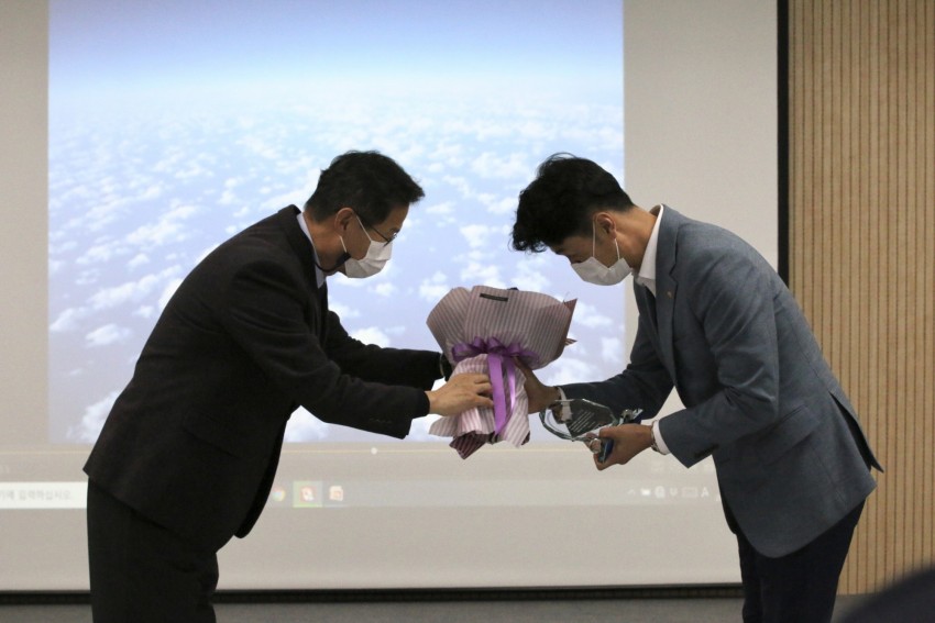 최중범 관장이 수상자에게 상을 전달하는 모습