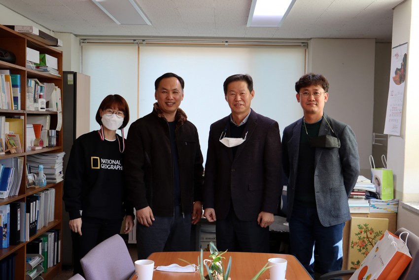 심상팔 목사와   최중범관장, 채재관부장, 박별임과장이 함께찍은 사진