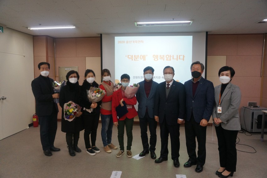 수상자와 직원들 단체사진