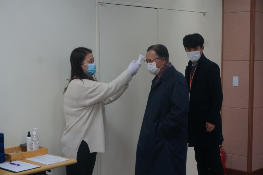 체온측정을 하는 사진