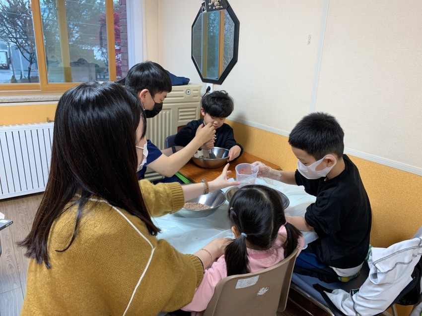 아이들과 치료사가 함께 브라우니를 만드는 모습