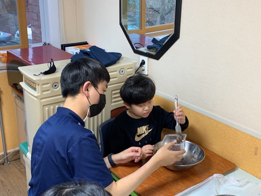 아이들과 치료사가 함께 브라우니를 만드는 모습