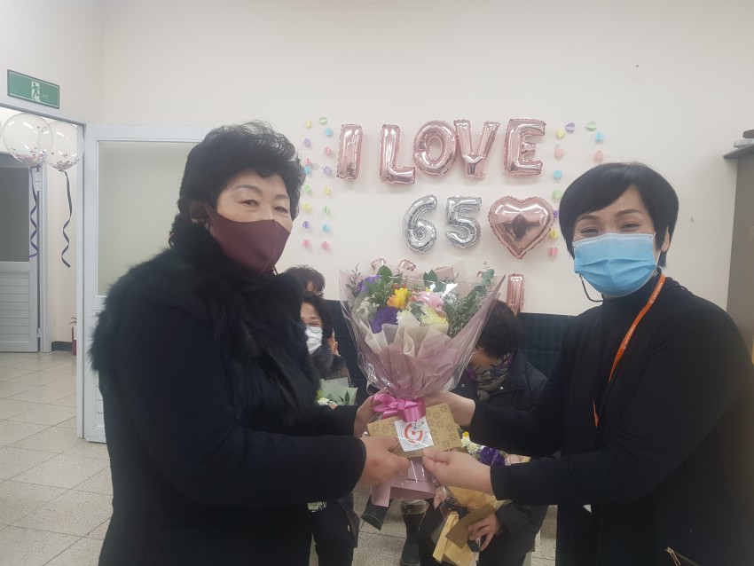 꽃다발을 전달하고 있는 모습