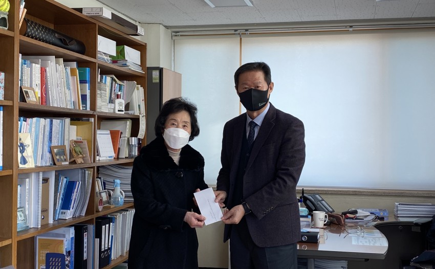 하혜숙 단장이 최중범 관장에게 후원금을 전달하는 사진