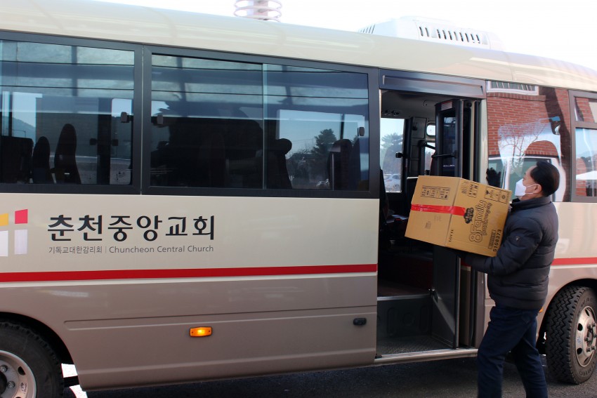 선물박스를 옮기는 모습