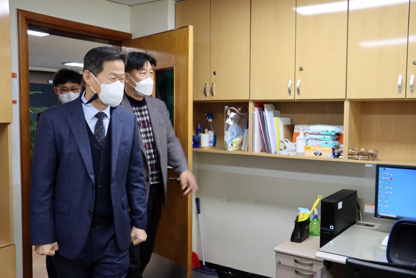 인사를 위해 사무실에 들어가는 관장 국장 부장