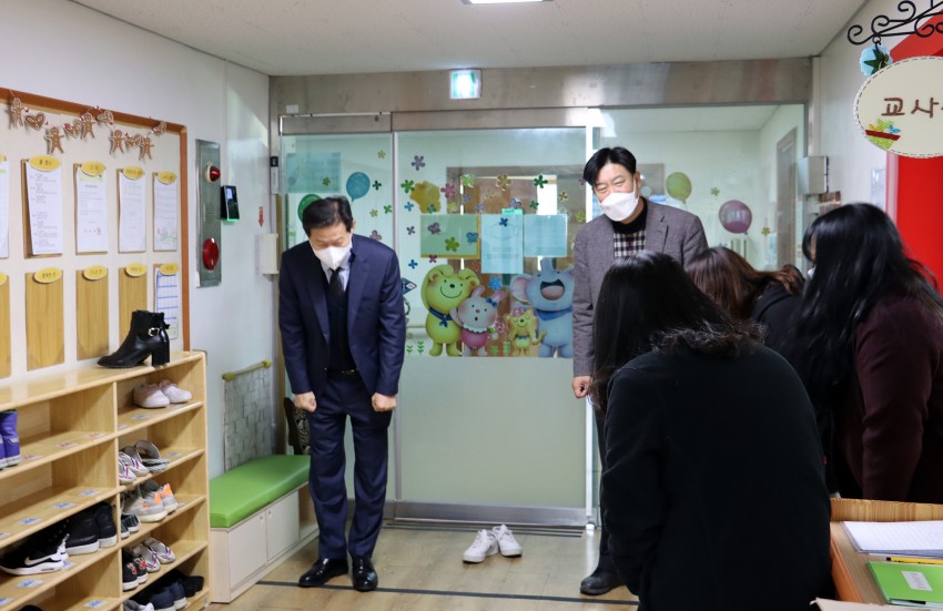 어린이집에서 인사하는 관장과 국장