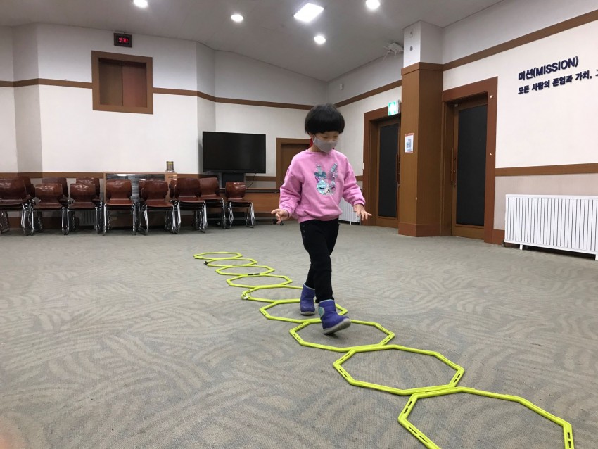 동그란 원 안을 밟으며 전진하는 아이
