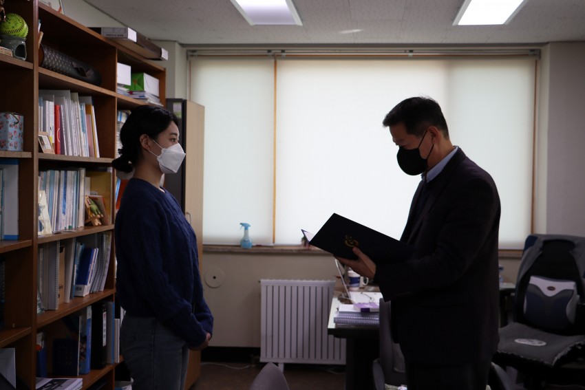 임명장을 보고있는 최중범 관장과 대기하는 박혜원 언어치료사