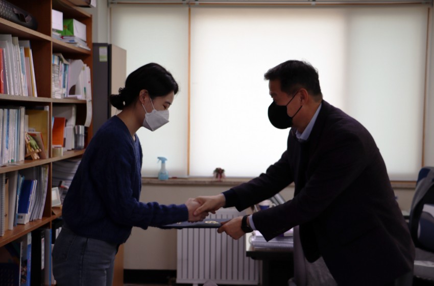 임명장을 주고받으며 악수하는 최중범관장과 박혜원 언어치료사