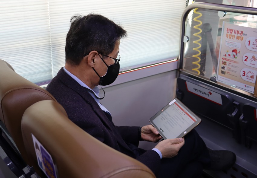 문진표를 입력하고 있는 최중범관장