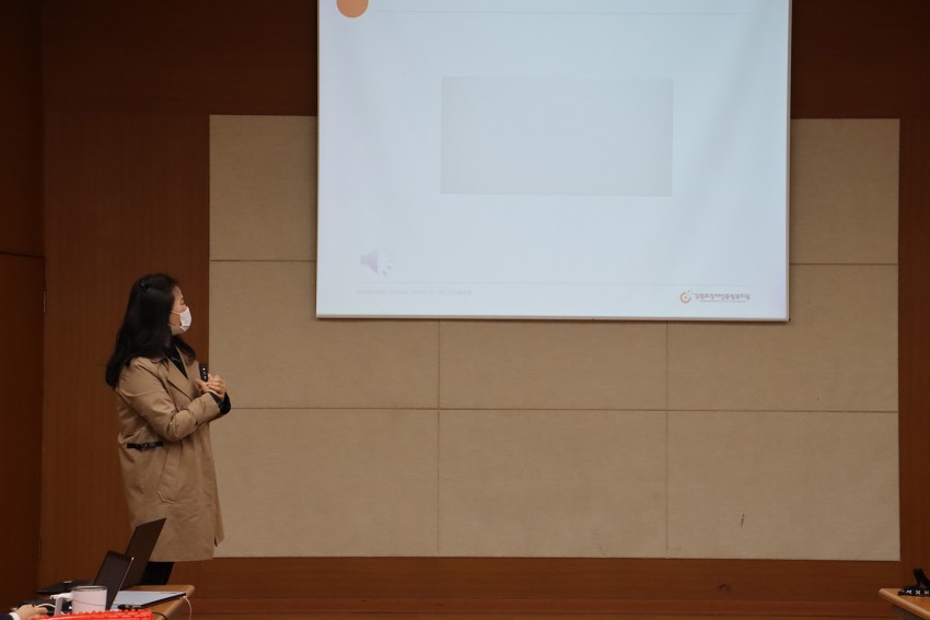 시연을 보이는 인권강사