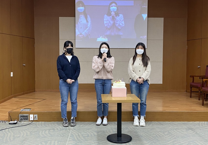 1월 입사자 3명이 앞에 나와 포부를 이야기하는 모습