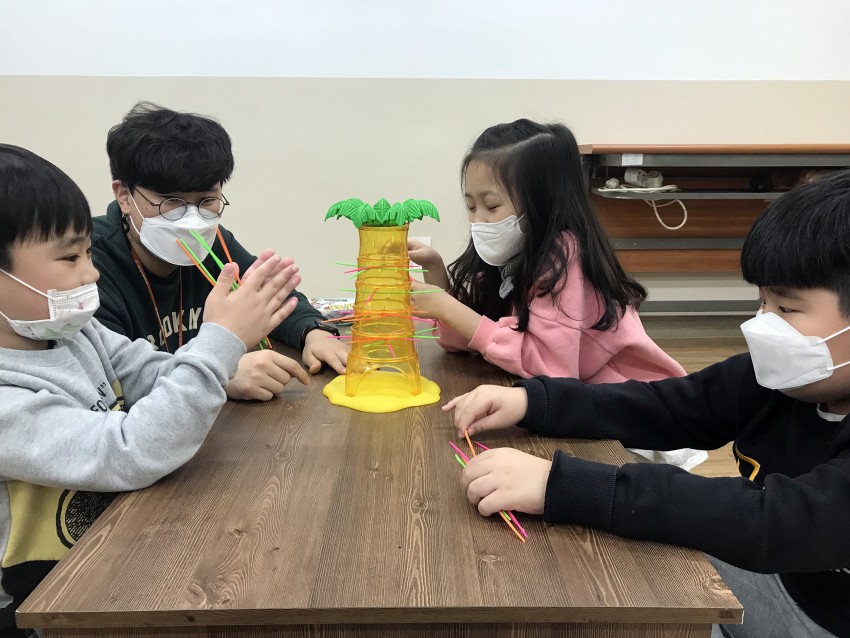 보드게임을 하고있는 모습