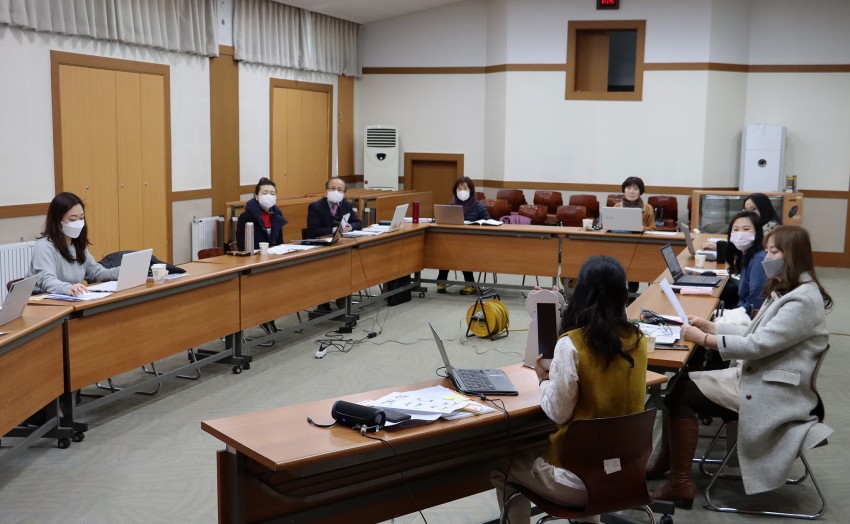 워크숍을 진행하는 모습