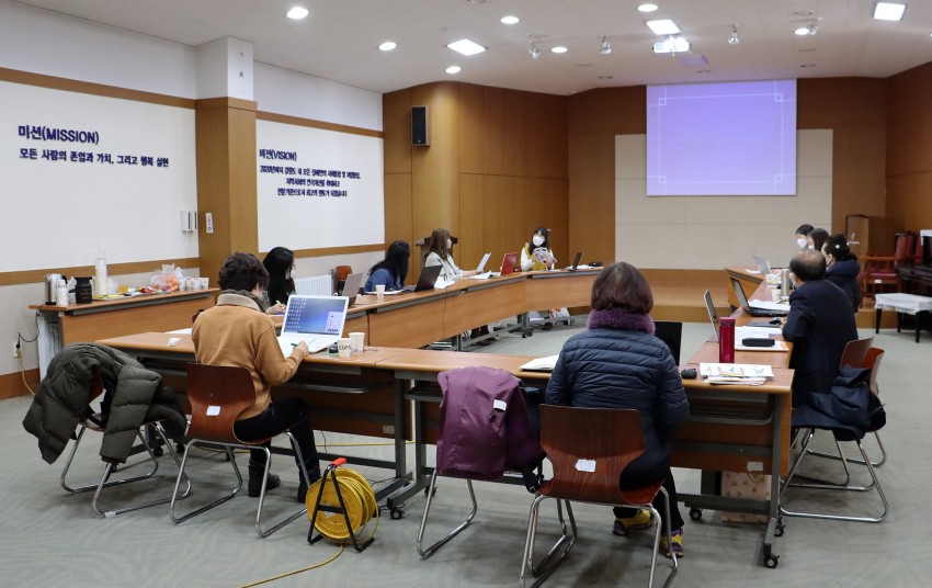 워크숍을 진행하는 모습