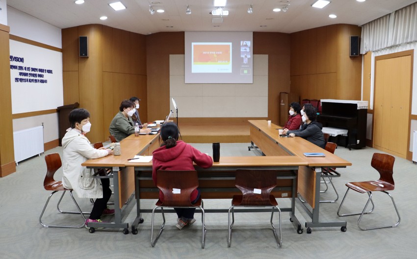한울터에 모여 줌 화면을 비추고 소통하는 모습