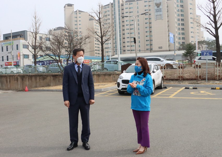 웃으며 대화나누는 최중범 관장과 이미애 회장