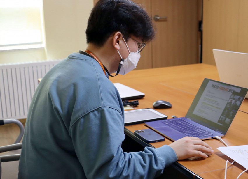 화면을 보며 설명하는 길재호 선생의 모습