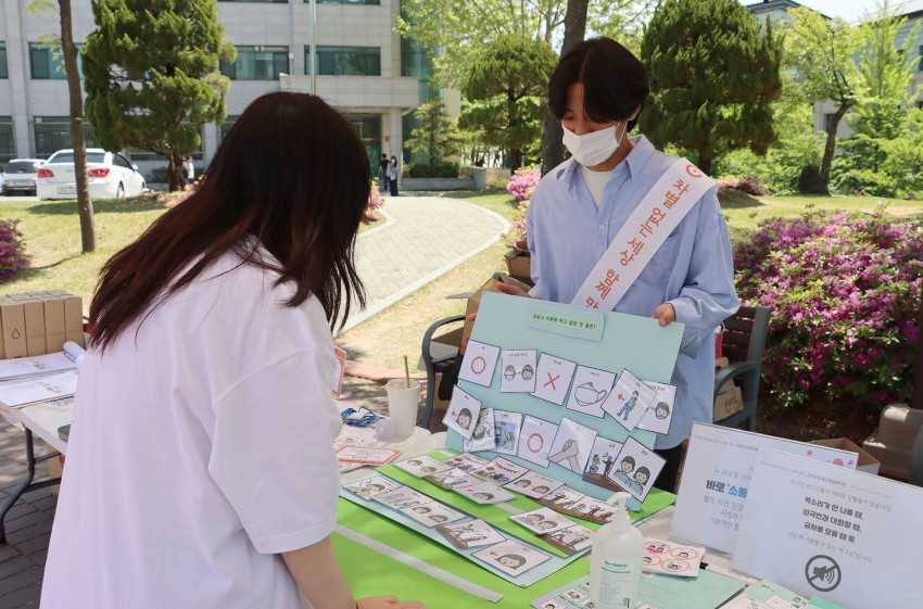 aac에 대해서 설명하는 모습