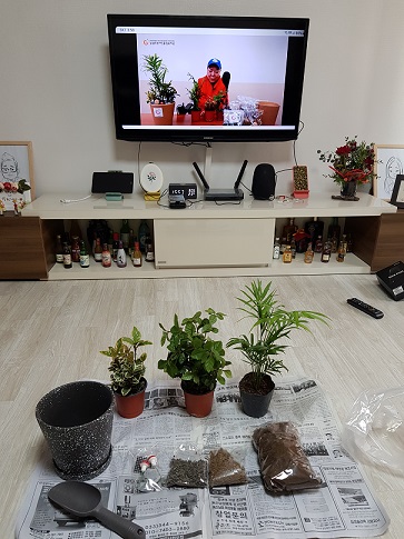 만들기 키트펼쳐두고 설명영상을 틀어둔 사진