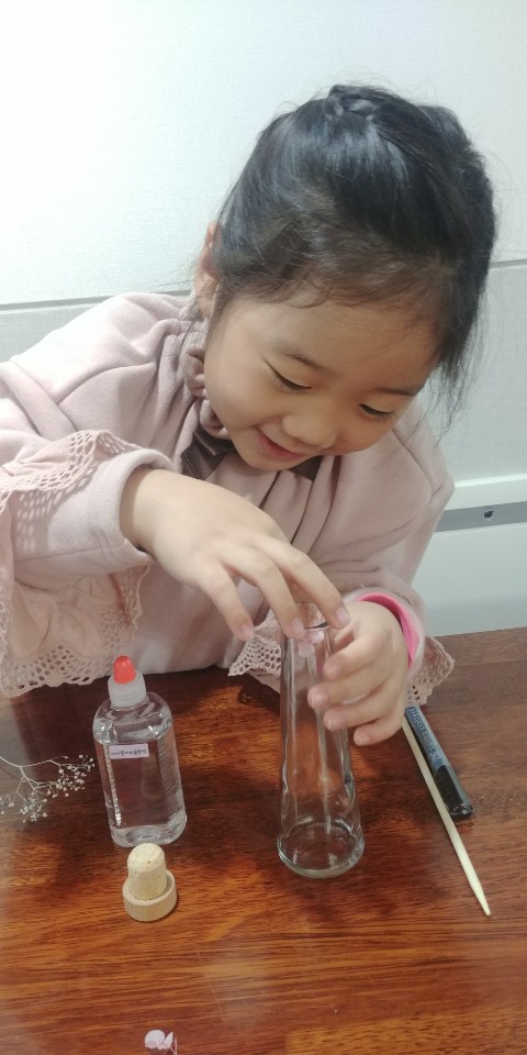 아이가 무드등을 만드는 모습