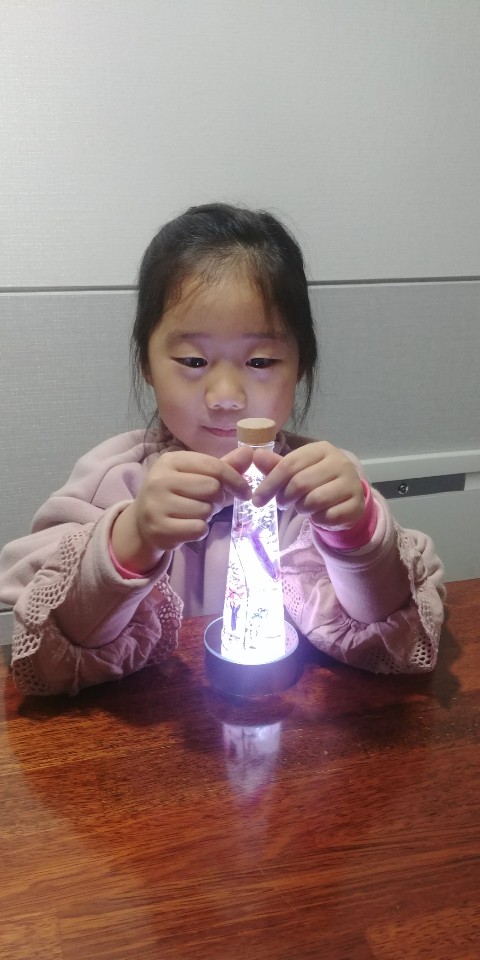하트 모양을 바꿔 손가락 하트를 만든 아이 모습