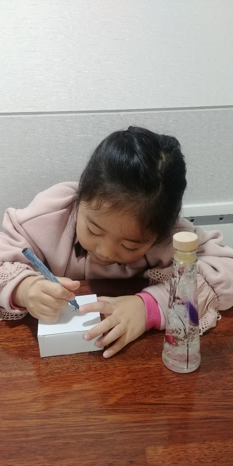 램프 상자에 무언가 쓰는 모습