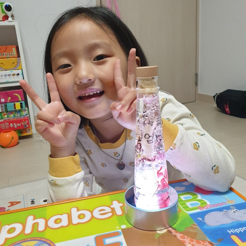 완성된 하바리움과 브이하고있는 아이 모습